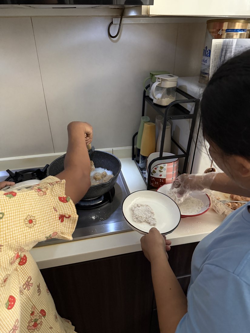 Hands-on cooking training at the stove